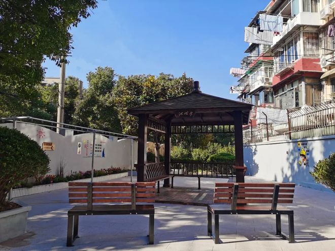 江南app革新后的小广场成了绿园十村住民的“俱乐部”！