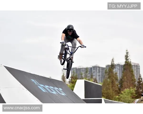 成都滑板精英赛点评极限运动队展现出色节奏与团队默契